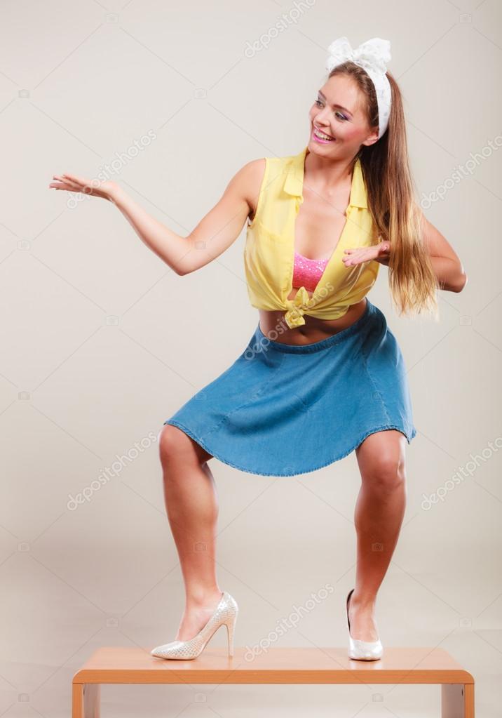 devushka-tantsuyushaya-na-stole-foto-golie-krasivie-iz-sotssetey