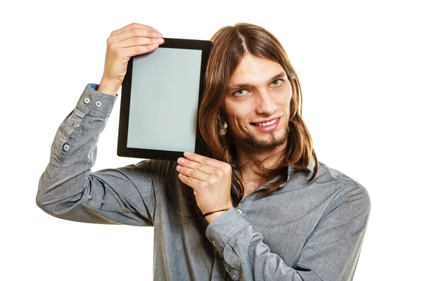 Mann hält Tablet in der Hand. — Stockfoto