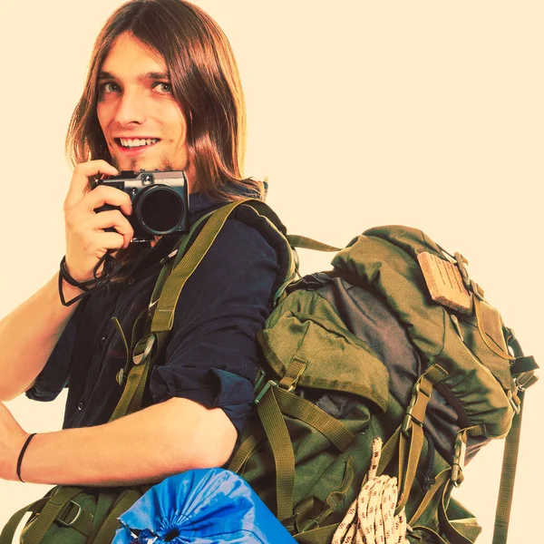 Backpacker på resa med foto — Stockfoto