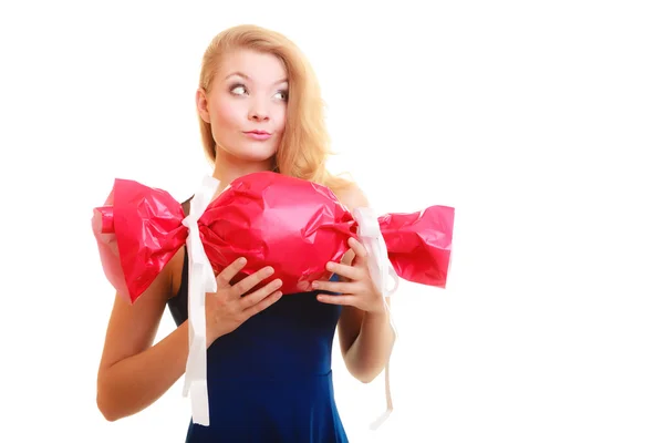Девушка с красным подарком — стоковое фото
