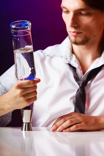 Bartender förbereda alkohol dryck — Stockfoto