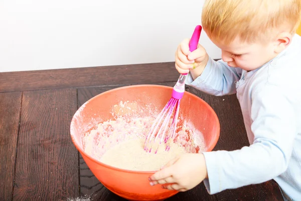 Kleine jongen bakken taart — Stockfoto