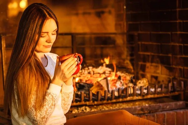 Mujer bebiendo café caliente — Foto de Stock