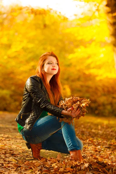 Menina jogando folhas para cima — Fotografia de Stock