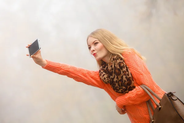 Mujer tomando foto selfie . — Foto de Stock