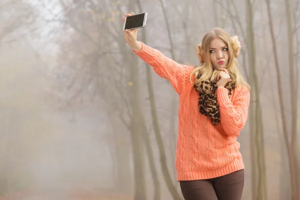 Mujer tomando foto selfie . — Foto de Stock