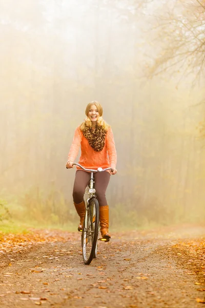 자전거타는 여자 — 스톡 사진
