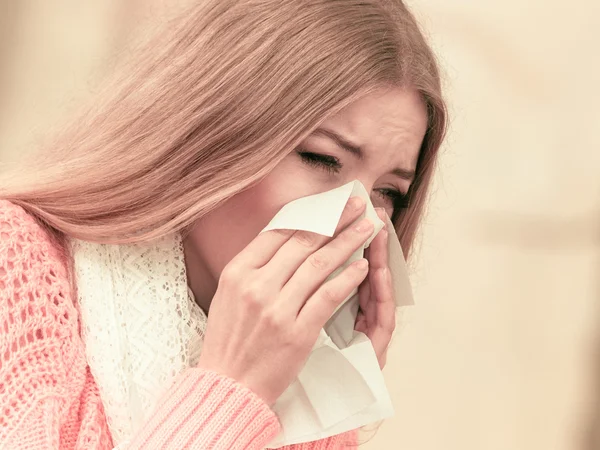 Mujer enferma estornudando en tejido . —  Fotos de Stock