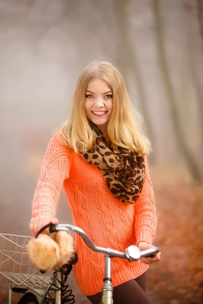 Woman  holding bicycle — Stock Photo, Image