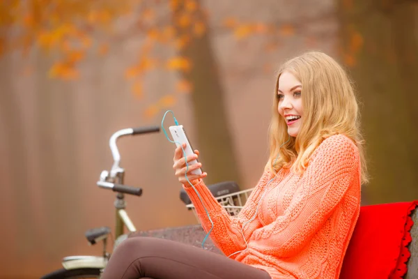 Ragazza ascoltare musica — Foto Stock