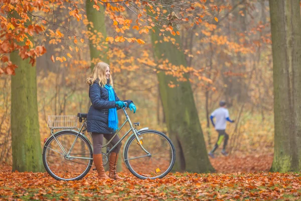 적극적인 여자 승마 자전거 — 스톡 사진