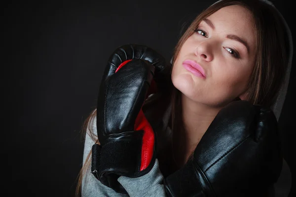 Chica entrenamiento patada boxeo — Foto de Stock