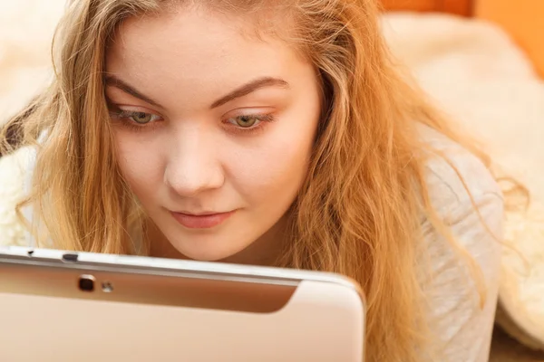 Frau benutzt Computer-Tablet — Stockfoto