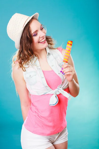 Mujer comiendo helado de paleta — Foto de Stock