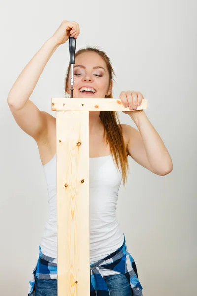 Frau benutzt Schraubenzieher. — Stockfoto