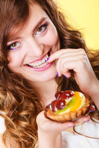 Mujer sosteniendo pastel de frutas — Foto de Stock