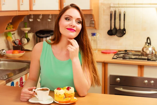 Woman drinking coffee — Stock Photo, Image