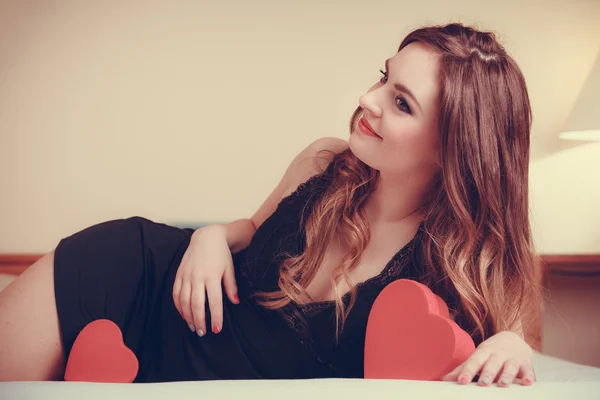 Mujer en lencería en la cama. Amor de San Valentín . — Foto de Stock