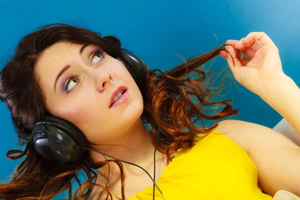 Ragazza in grandi cuffie ascoltare musica — Foto Stock