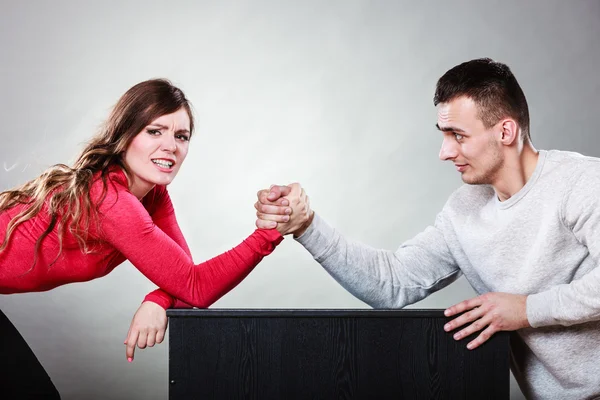 女と男の腕のレスリング — ストック写真