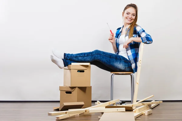 Mujer montando muebles — Foto de Stock