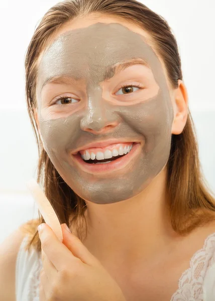 Mulher com máscara facial de barro — Fotografia de Stock