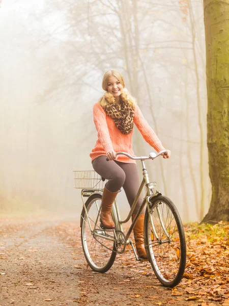 Feliz mulher ativa andar de bicicleta no parque de outono . — Fotografia de Stock