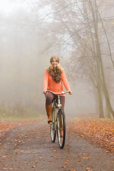 Szczęśliwa kobieta aktywna jazda rower w parku jesień. — Zdjęcie stockowe