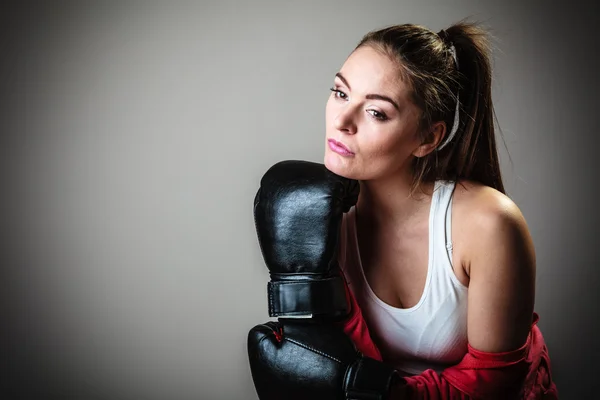 Boxeador deportivo mujer en guantes negros boxeo —  Fotos de Stock