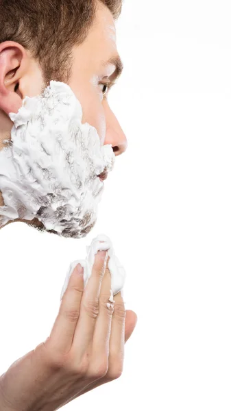 Hombre preparándose para afeitarse — Foto de Stock