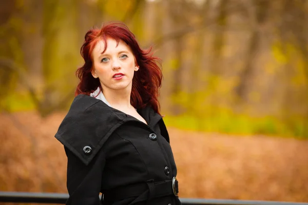 Femme se détendre dans le parc d'automne — Photo