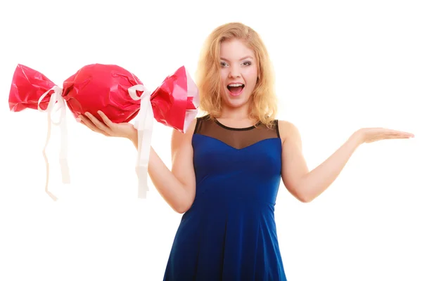 Chica sosteniendo regalo rojo —  Fotos de Stock