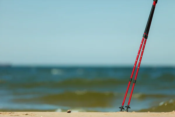 Palos rojos en la playa de arena — Foto de Stock