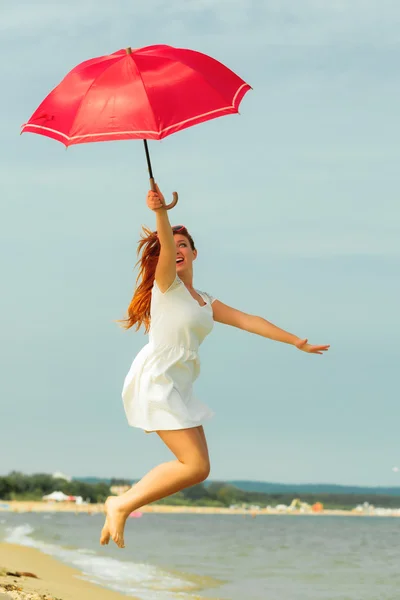 Rödhårig tjej hoppning — Stockfoto