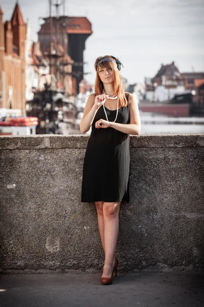 Flapper girl woman in1920s style standing on the street — Stock Photo, Image