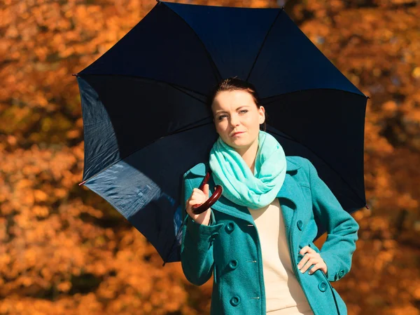 Girl walking with blue umbrella — Stock Photo, Image