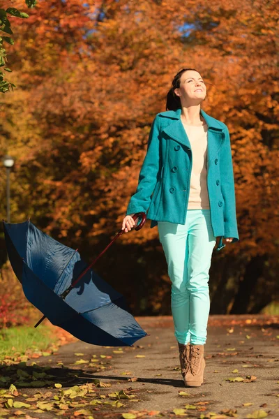 Chica caminando con paraguas azul — Foto de Stock