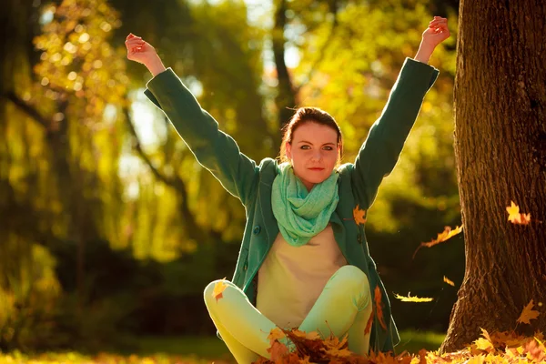 . Femme se détendre dans le parc d'automne — Photo