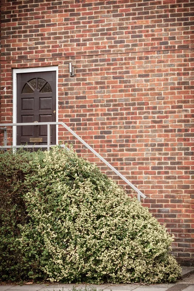 Μπροστινή πόρτα του σπιτιού κόκκινο τούβλο — Φωτογραφία Αρχείου