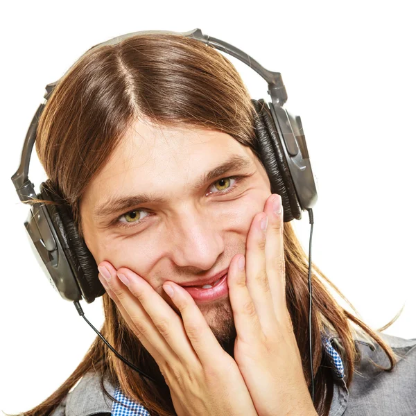 Man med hörlurar lyssnar på musik — Stockfoto