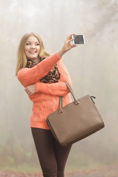 Femme dans le parc prendre selfie — Photo