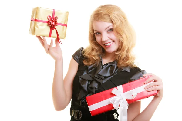 Le vacanze amano il concetto di felicità - ragazza con scatole regalo — Foto Stock