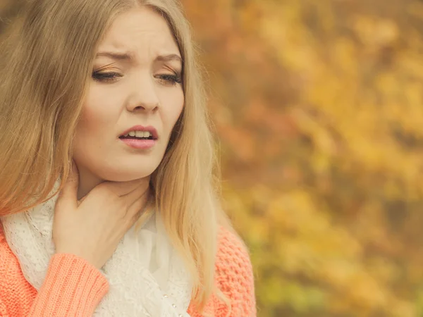 Nemocný nemocný žena v podzimním parku. — Stock fotografie