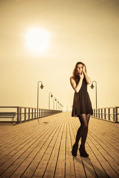 Poz siyah elbise giyen kadın — Stok fotoğraf