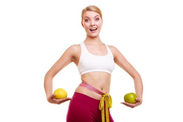 Mujer sonriente midiendo la cintura —  Fotos de Stock