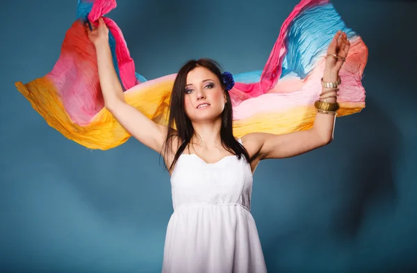 Женщина с разноцветной летающей шалью — стоковое фото