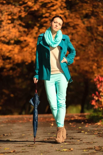 Девушка гуляет с зонтиком в осеннем парке — стоковое фото