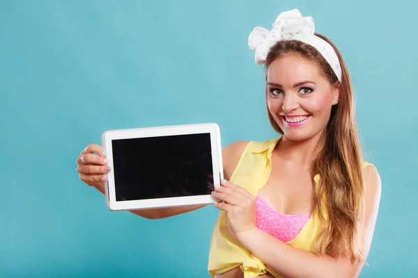 Niña sosteniendo la tableta ordenador —  Fotos de Stock