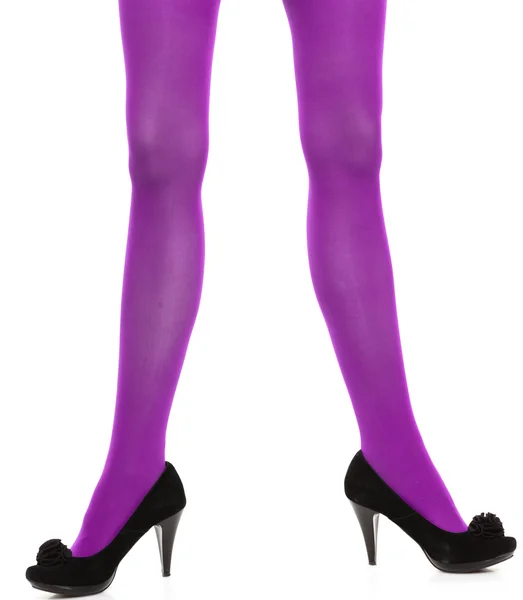 Mulher pernas longas e meias violeta isolado — Fotografia de Stock