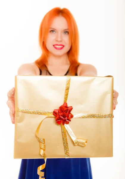 Menina segurando caixa de presente — Fotografia de Stock